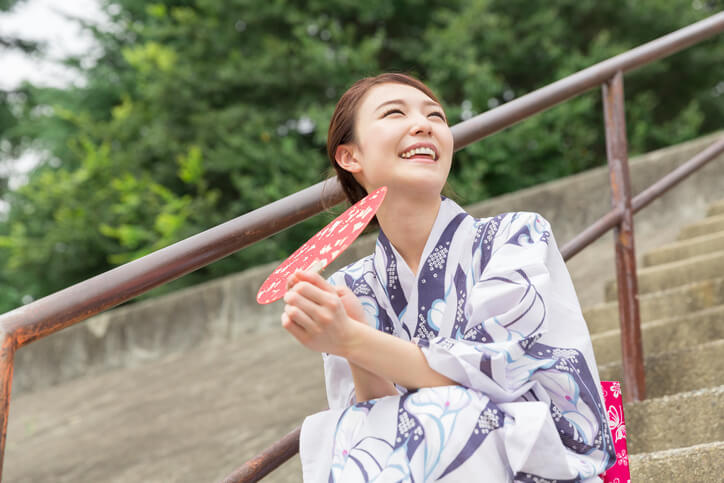 ひとりでも簡単に着られる 浴衣の着方や着付ける時の注意点は バイセルオンラインの着物コラム ひとりでも簡単に着られる 浴衣の着方や着付ける時の注意点は バイセルオンラインの着物コラム