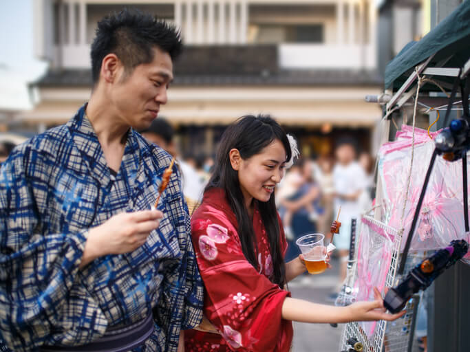 浴衣を着て楽しそうな男女