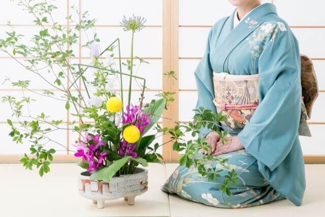 訪問着 着物 光沢 ピンク 白に近いクリーム色 花 花柄 華やか 上品