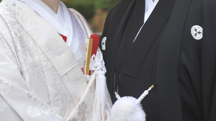 結婚式で着物を着る男女