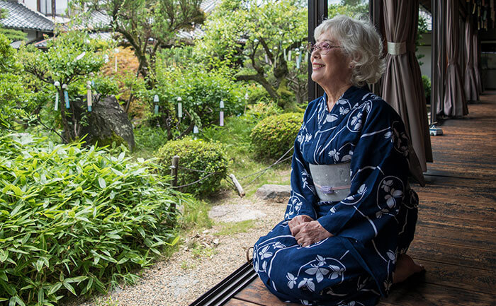 着物を着た高齢の女性