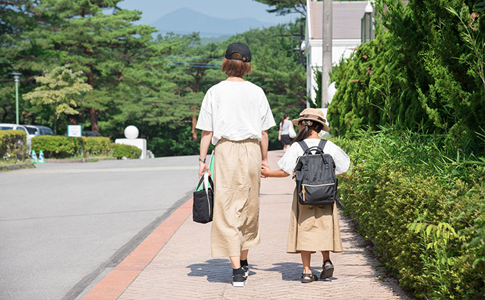 手をつないで歩く親子