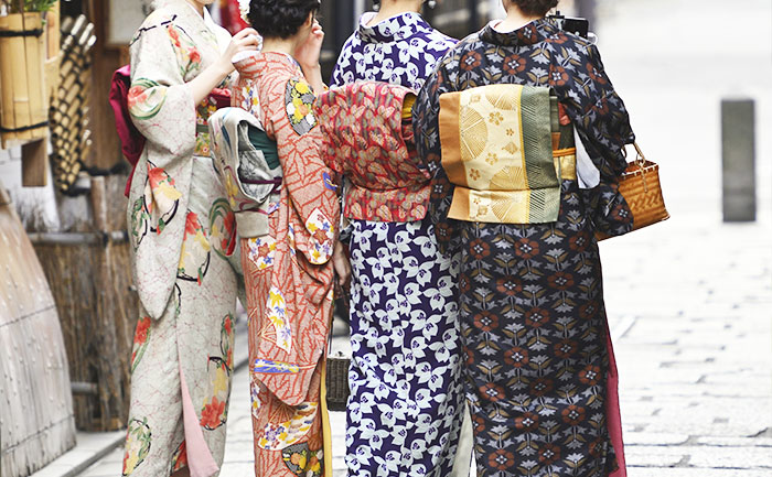 レトロ柄着物を着た女性4人