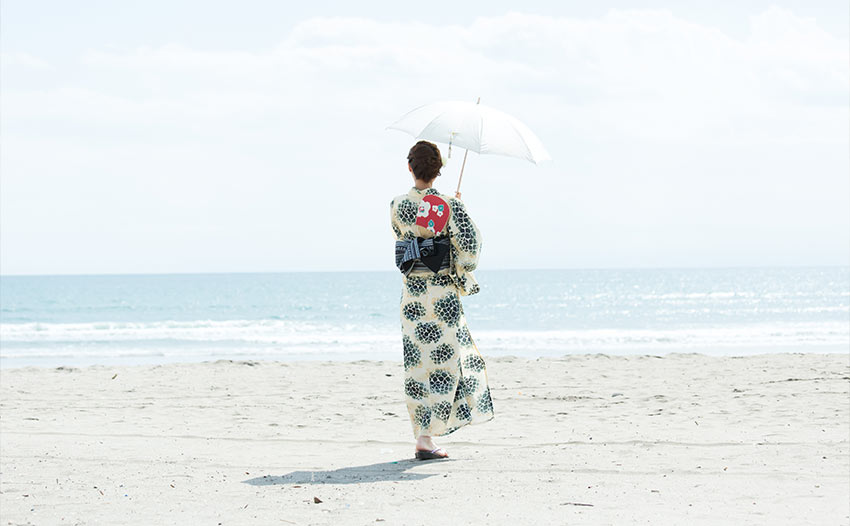 浴衣の女性 後ろ姿