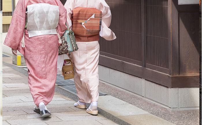 石畳を歩く着物の女性2人