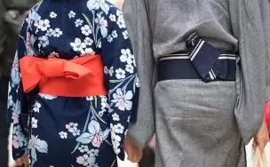 浴衣を着た男女